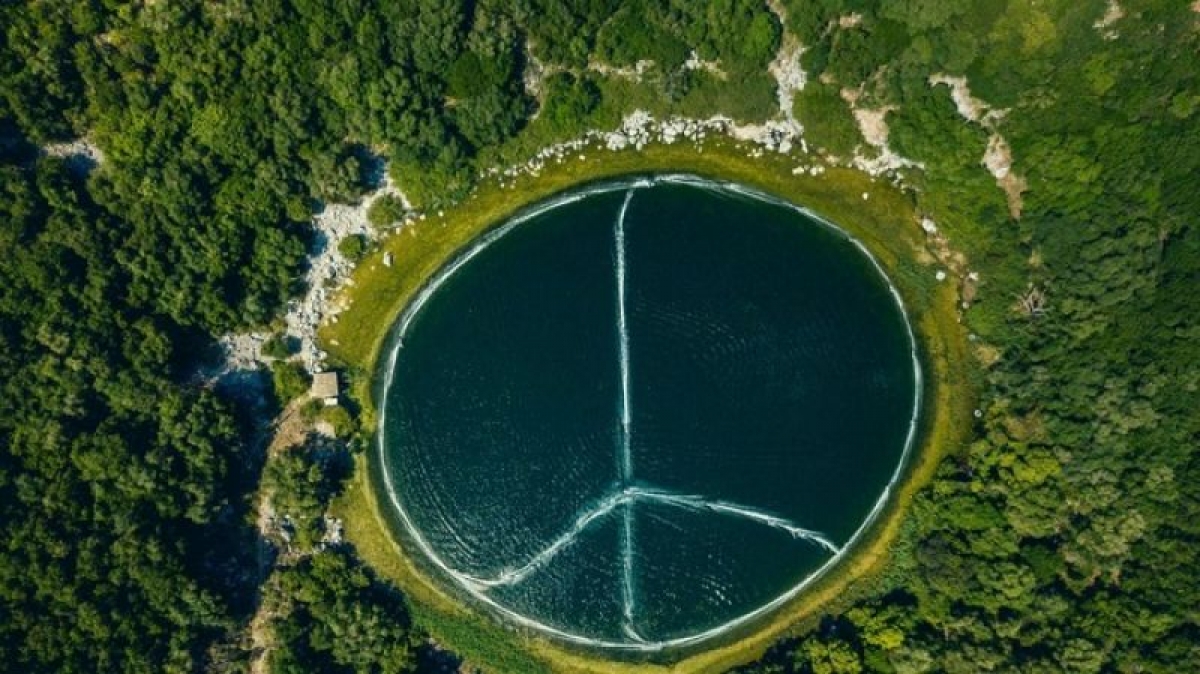 Μοναδικό: Το σήμα της ειρήνης στα νερά της λίμνης Κομήτη στη Βόνιτσα (video)