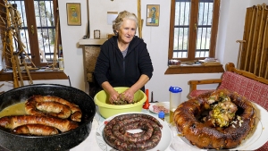 Μπουμπάρια στη γάστρα και χωριάτικα λουκάνικα | Το έδεσμα της Ρούμελης (βίντεο)