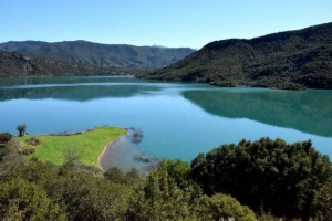 Η πανέμορφη λίμνη Καστρακίου με τα πολλά φιόρδ (video-φωτο)