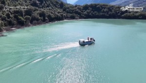 «Χορταίνει» το μάτι ομορφιά- Μία μοναδική βαρκάδα στα νερά της λίμνης Κρεμαστών (βίντεο)