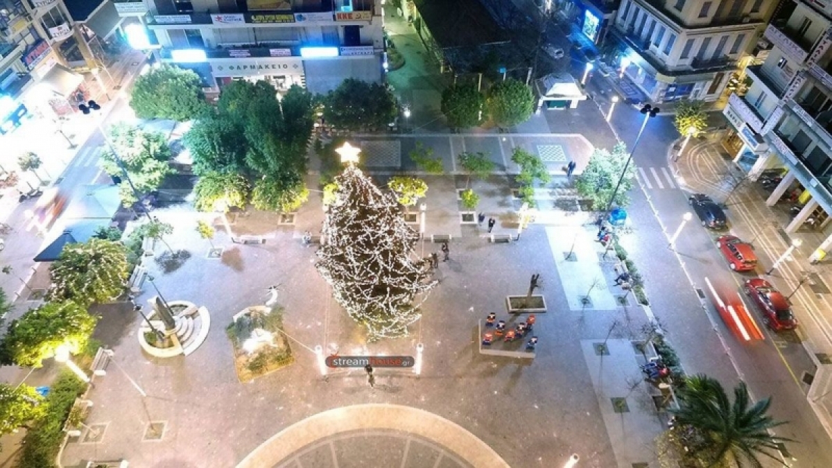 Εντυπωσιακές αεροφωτογραφίες από το Χριστουγεννιάτικο Αγρίνιο (ΦΩΤΟ)