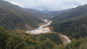 Φθινοπωρινές πινελιές από το ποτάμιο πανόραμα του ορεινού Θέρμου