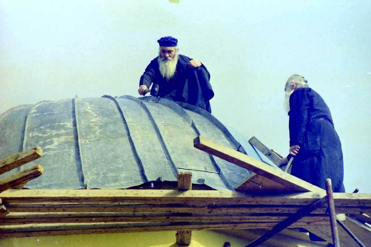 Μπαμπαλιό, 30 χρόνια πριν: Η εργασία των ιερέων στη στέγη του ναού και η ιστορία του χωριού