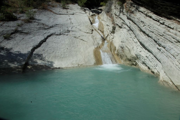 Καταρράκτες Τρύφου: Μια όαση με τιρκουάζ νερά στην Αιτωλοακαρνανία (εικόνες & βίντεο) (www.travel.gr)