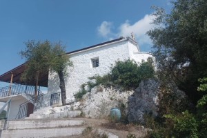 Το περήφανο εκκλησάκι της Αγίας Παρασκευής Φυτειών είναι χτισμένο σε βράχο (Βίντεο)