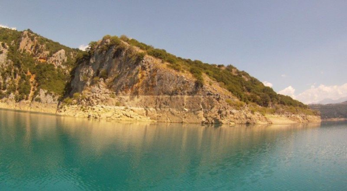 Η «βραχονησίδα» Άγιος Νικόλαος στην τεχνητή λίμνη Κρεμαστών