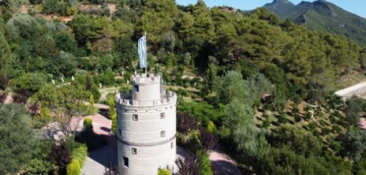Ο Λευκός Πύργος της Ναυπακτίας με μπουκάλια είναι στην Γαβρολίμνη