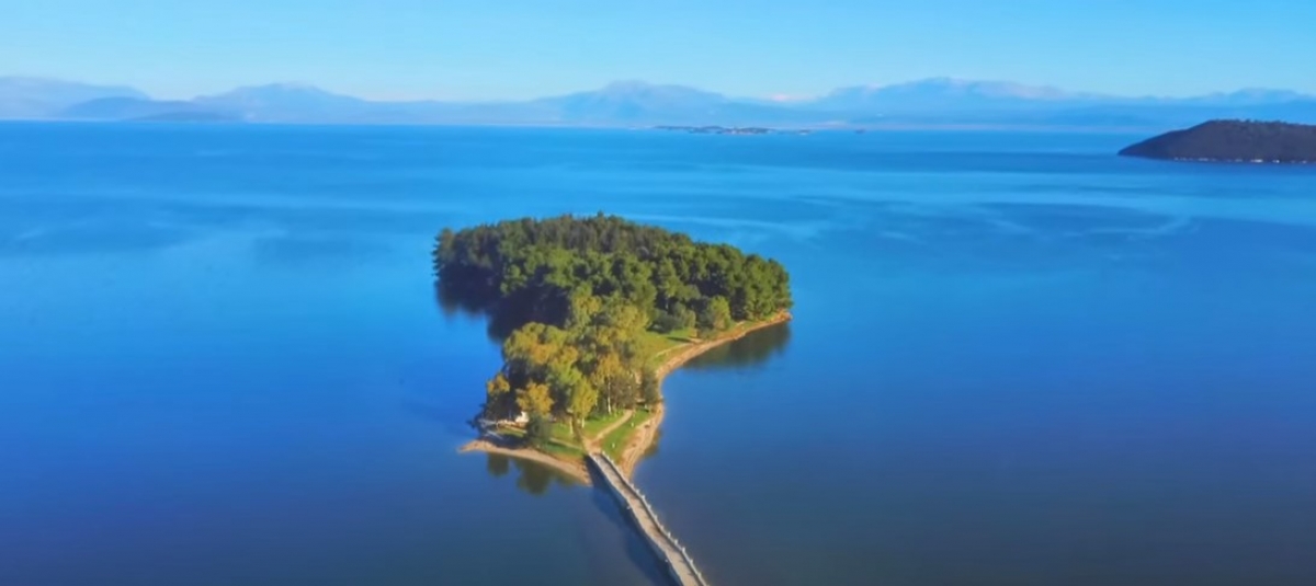 Βίντεο: Κουκουμίτσα, το πευκόφυτο νησάκι της Βόνιτσας