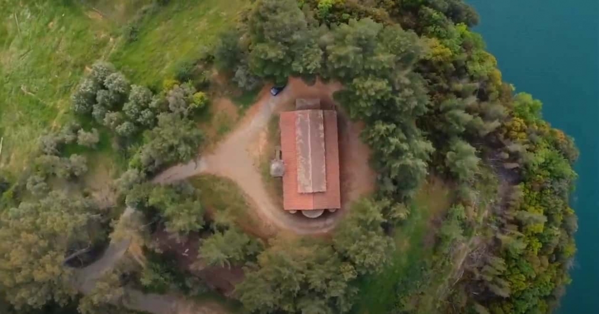 Ο παλιός Ναός Κοιμήσεως της Θεοτόκου στο Μπαμπαλιό ορεινού Βάλτου (βίντεο)
