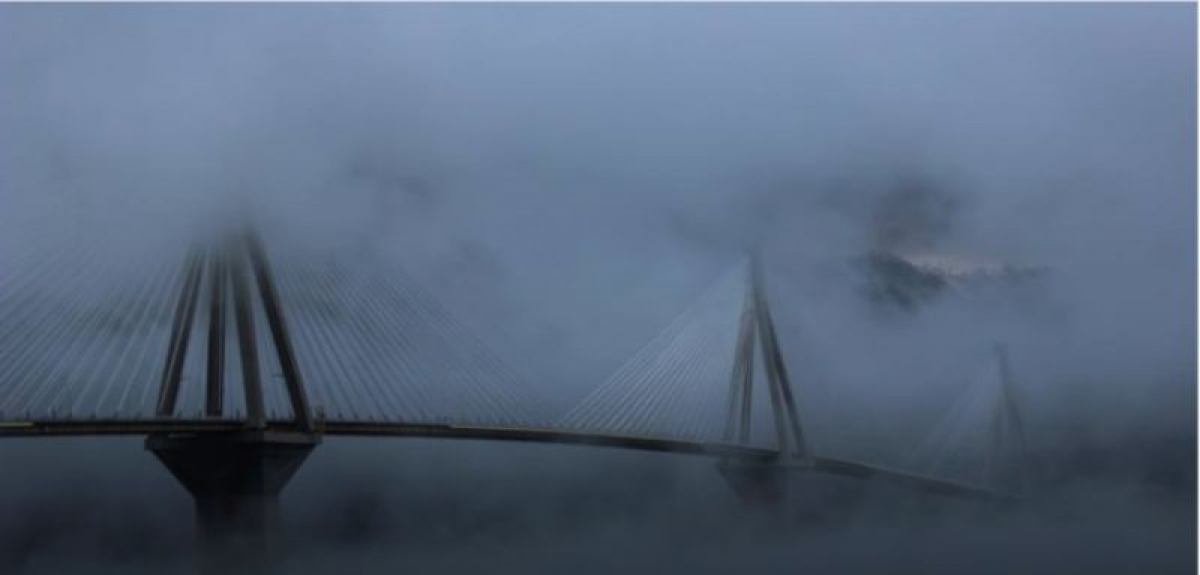 Όταν η γέφυρα Ρίου – Αντιρρίου χάνεται μέσα στην ομίχλη το θέαμα είναι μαγευτικό (φωτο)
