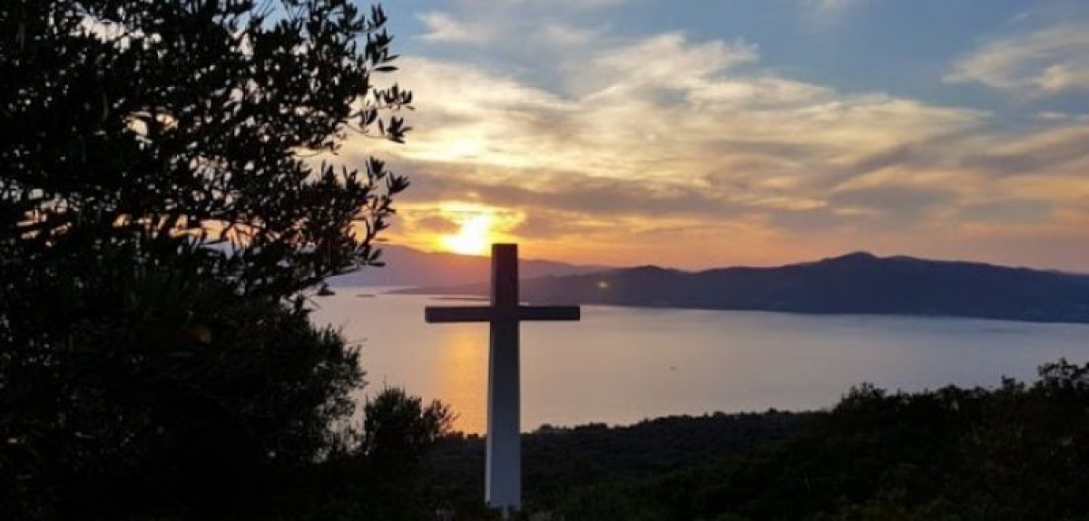 Πάλαιρος: Απολαύστε το Ηλιοβασίλεμα από τον Σταυρό στο Μοναστήρι του Αγίου Δημητρίου