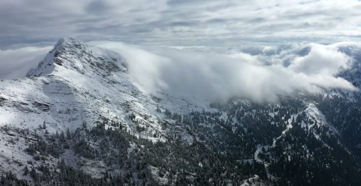 Η εντυπωσιακή κορυφή του Παναιτωλικού όρους που θυμίζει κάτι από… Ελβετία (Βίντεο)