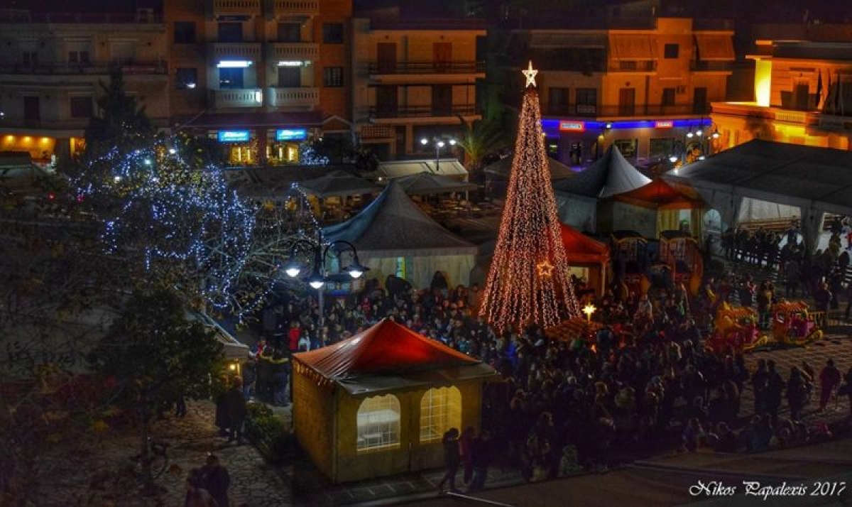 Τα χριστουγεννιάτικα δέντρα λάμπουν στις πλατείες της Αιτωλοακαρνανίας (photos)