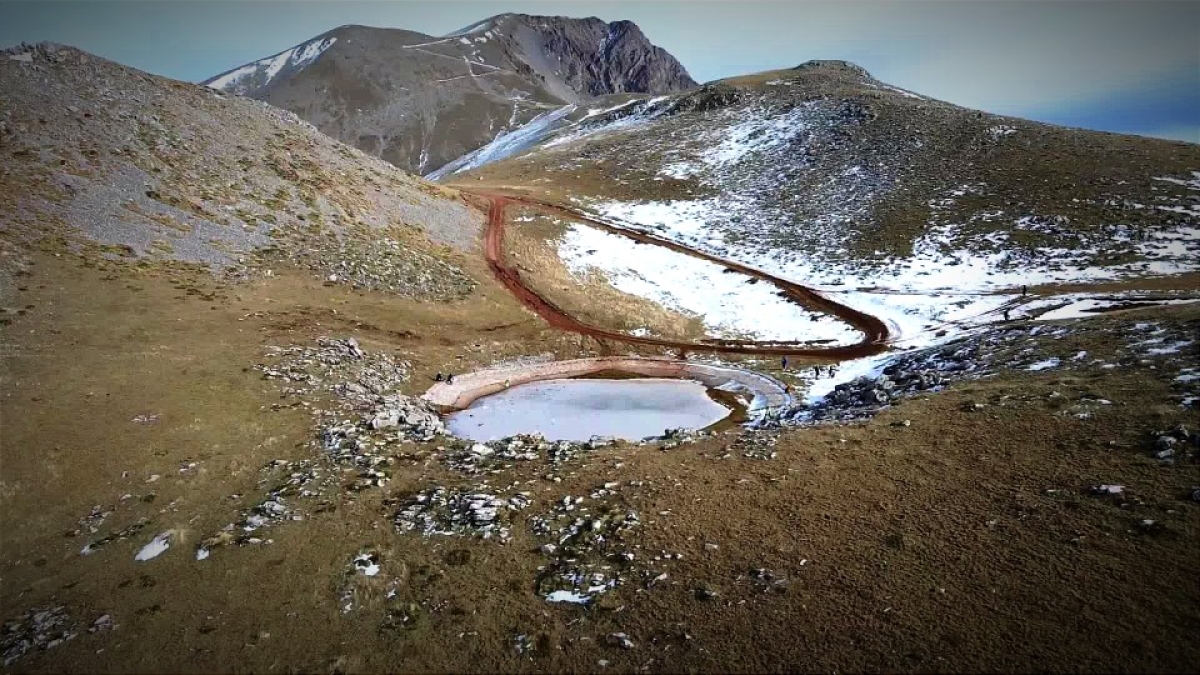 Η αλπική δρακόλιμνη Βελουχίου στον Τυμφρηστό (video)