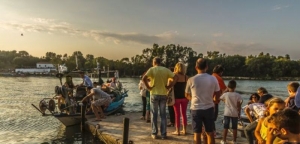 Πανέμορφο θέαμα: Το πέρασμα με βάρκες για τον εσπερινό στην Αγία Παρασκευή Βόνιτσας