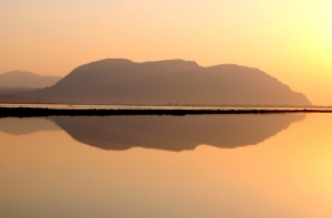 Λυκαυγές και ανατολή στη λιμνοθάλασσα του Μεσολογγίου με φόντο την Βαράσοβα