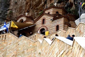 Το εκκλησάκι της Αγίας Ελεούσας κτισμένο στην αγκαλιά του Αρακύνθου