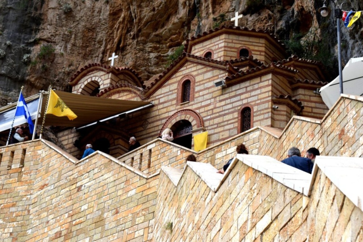 Το εκκλησάκι της Αγίας Ελεούσας κτισμένο στην αγκαλιά του Αρακύνθου