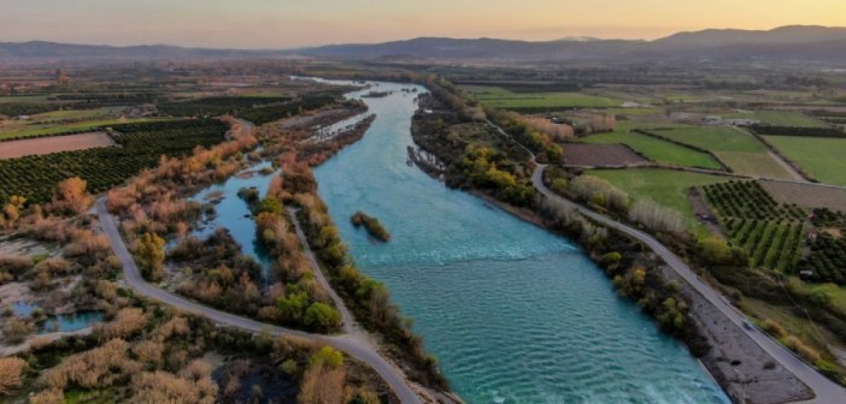 Καλύβια: Εικόνες με drone από τη γέφυρα στον Αχελώο