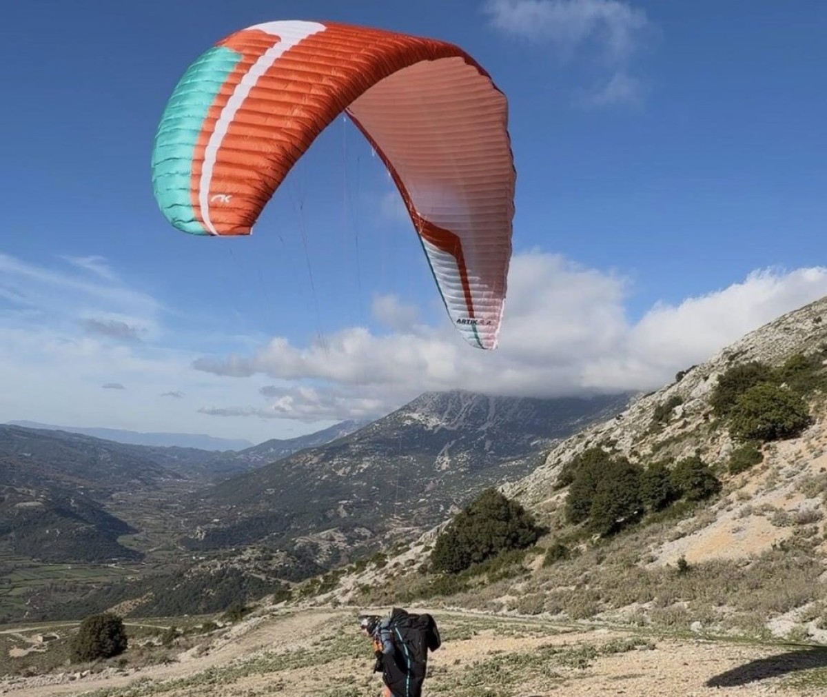 Πολύχρωμα αλεξίπτωτα πλαγιάς στον ουρανό του Εμπεσού