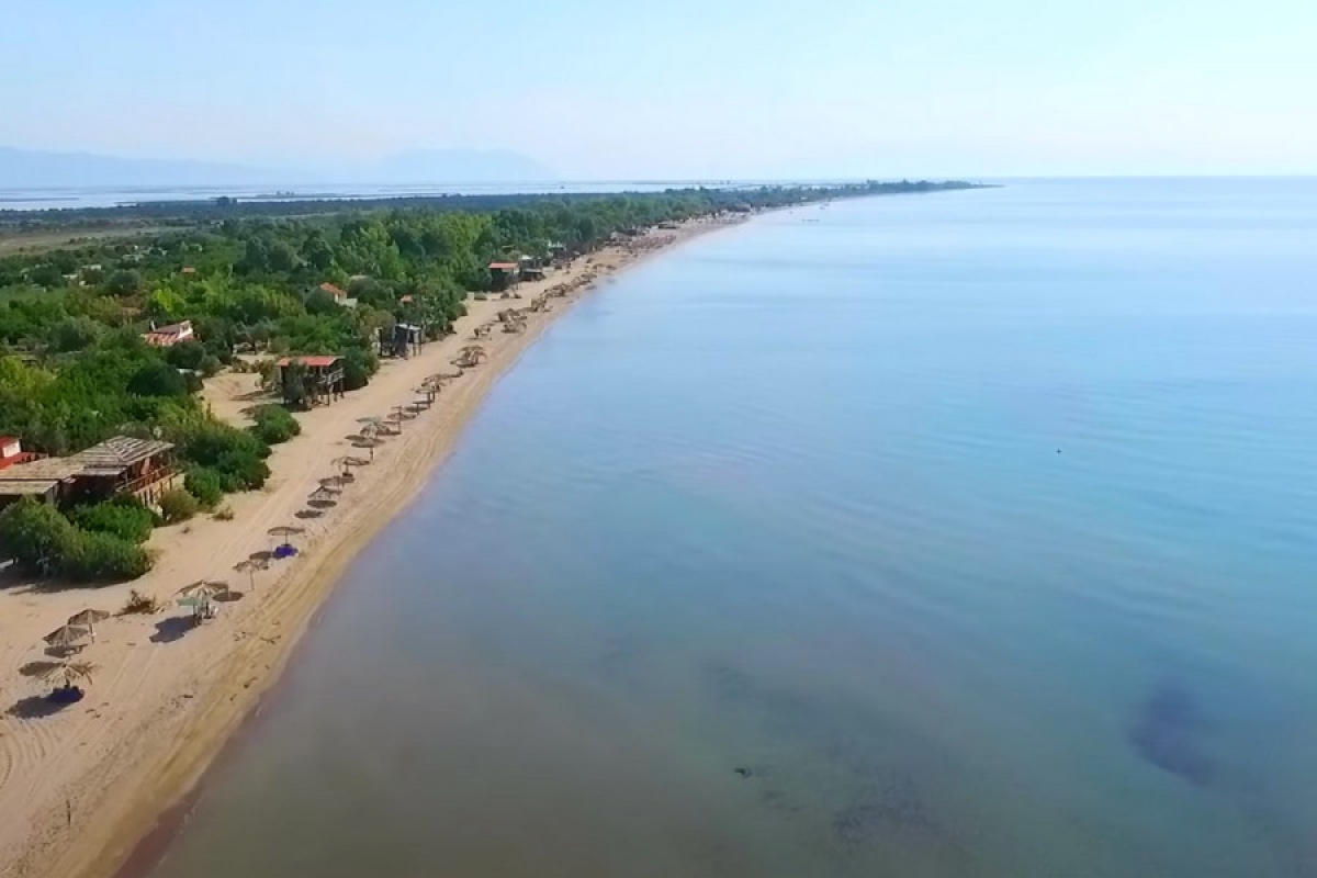 Η αχανής παραλία της Αιτωλοακαρνανίας με την ατελείωτη αμμουδιά (www.oneman.gr)