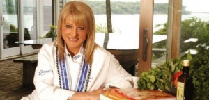 Η Μαρία Λόη από τη Ναύπακτο αποθεώνει την ελληνική κουζίνα στην αμερικάνικη t.v. (βίντεο)