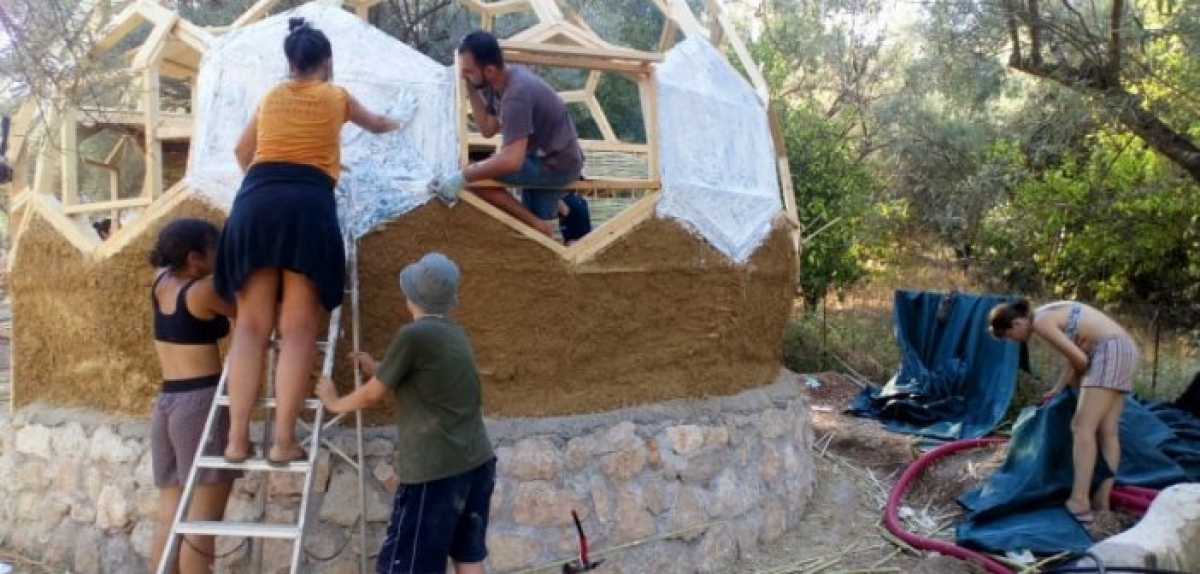 Λευκάδα: Εθελοντές κατασκεύασαν σπίτι από οικολογικά υλικά στο Νυδρί (φωτο)