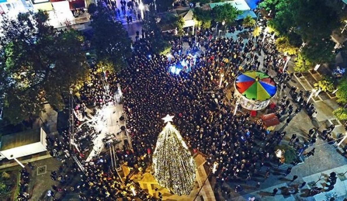 Πλήθος κόσμου στη συναυλία Μουζουράκη-εντυπωσιάζει το γιορτινό Αγρίνιο από ψηλά! (φωτο &amp; video)