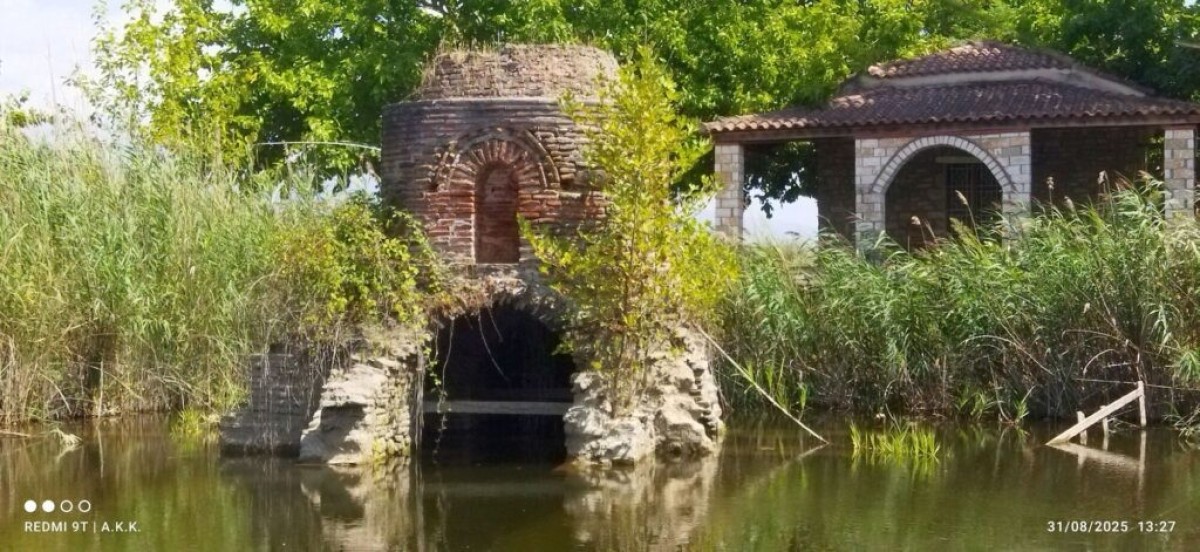 Η βυθισμένη στον βάλτο και στους αιώνες Αγία Τριάδα του Μαύρικα στο Αγρίνιο