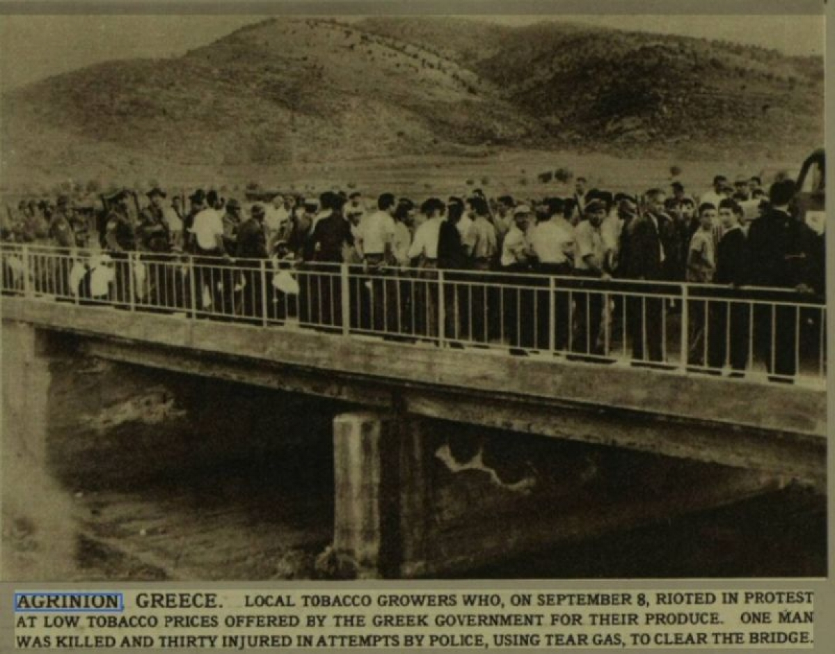 1962: Φωτό από τη διαδήλωση των καπνοπαραγωγών στη γέφυρα της Σφήνας όπου δολοφονήθηκε ο Δημήτρης Βλάχος