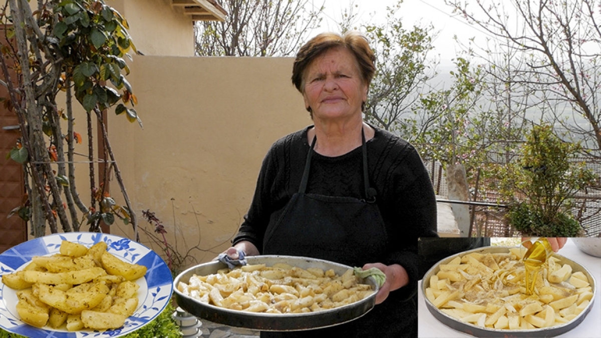 Πατάτες λαδορίγανη στον ξυλόφουρνο της γιαγιάς Βούλας | Η ζωή στο χωριό (Βίντεο)