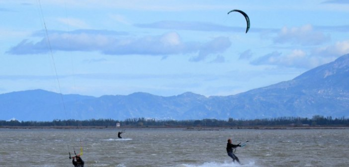 Kitesurfing στα νερά της λιμνοθάλασσας Μεσολογγίου (φωτο)