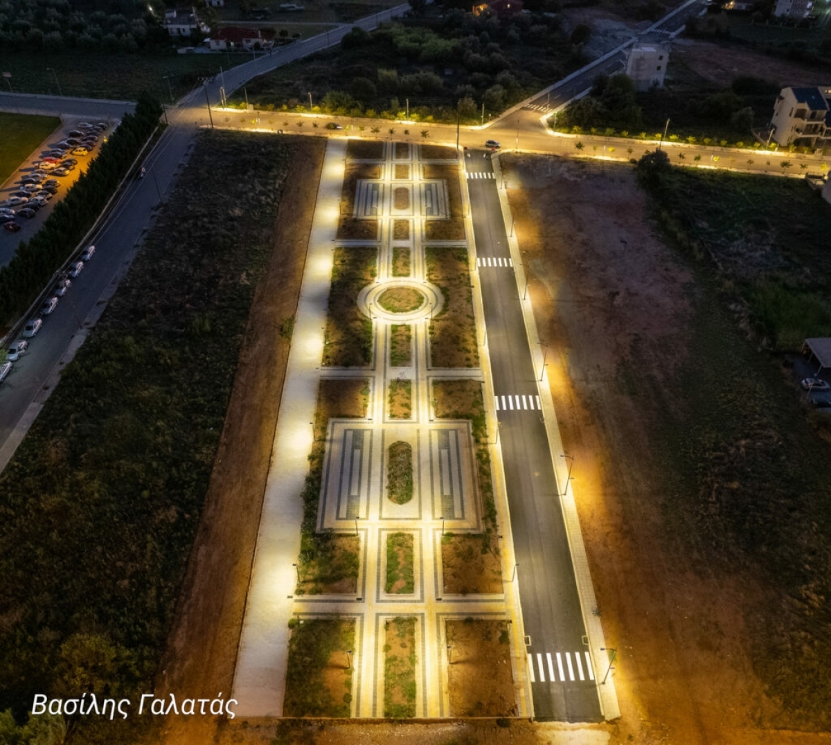 Φωταγωγημένη θυμίζει…αεροδρόμιο (από ψηλά) η καινούργια πλατεία του Αγρινίου