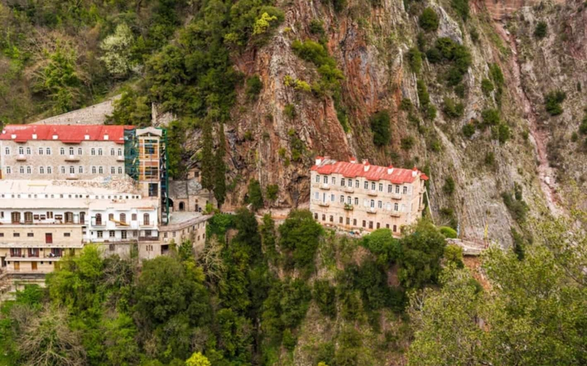 Μονή Προυσού: Το επιβλητικό μοναστήρι της Ευρυτανίας που μοιάζει να κρέμεται στο βράχο