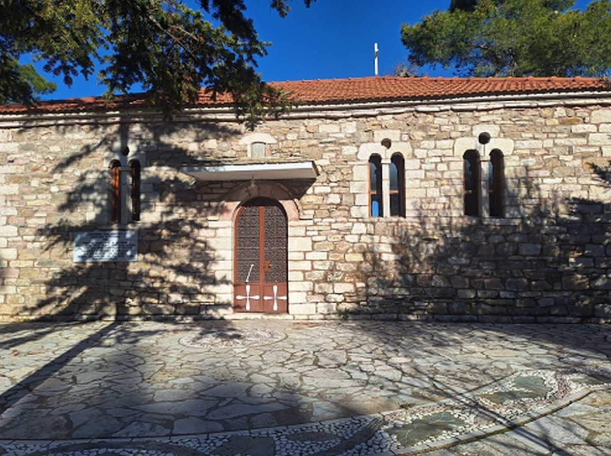 Το παλιό εκκλησάκι του Αγίου Κοσμά στο Μέγα Δένδρο - Γωνιά γαλήνης και πίστης