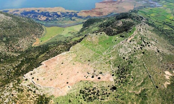 Η αρχαία Πάλαιρος αντίκριζε απ’ τη μια πλευρά της το Ιόνιο και από την άλλη τη Λίμνη Βουλκαριά και το αρχαίο Ανακτόριο