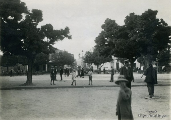 Αγρίνιο: Η Πλατεία Μπέλλου το 1923 με ένα κορίτσι να καλωσορίζει
